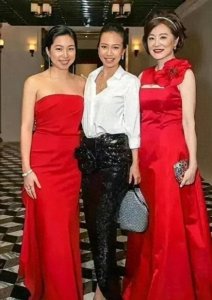 ​林青霞和两个女儿，一张罕见的合影，中间那个有点像另一个明星