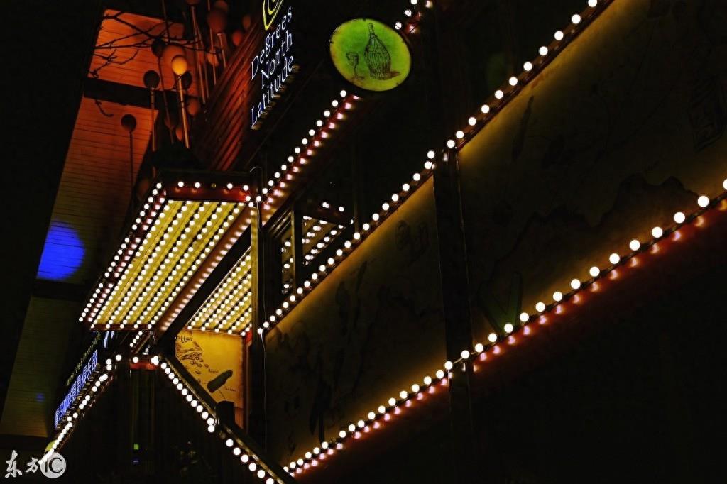 实拍深夜无人街道，只有点点星光，适合思考人生