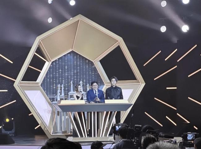 霍启刚郭晶晶现身颁奖音乐会 两人恩爱甜蜜超温馨