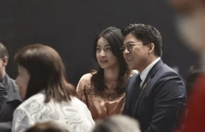 ​霍启刚郭晶晶现身颁奖音乐会 两人恩爱甜蜜超温馨