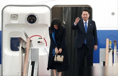 ​韩国第一夫人抵达阿联酋！换成米色套装更好看了，唇红齿白少女感