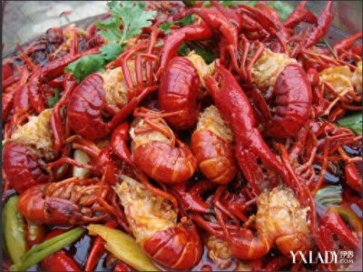 ​厨师爆炒千斤小龙虾破纪录 小龙虾被传二战尸虫是真是假