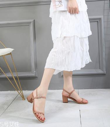 夏天穿什么凉鞋舒服?夏天适合穿什么凉鞋? 夏天穿什么凉鞋舒服?夏天适合穿什么凉鞋?