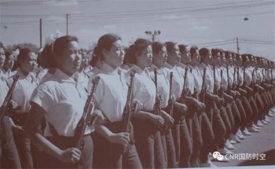 ​铿锵玫瑰，芳华永存：新中国阅兵史上的女兵风采