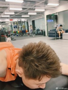 ​买超晒女友视角健身照 顶满头黄发脸上暴起青筋超抢镜