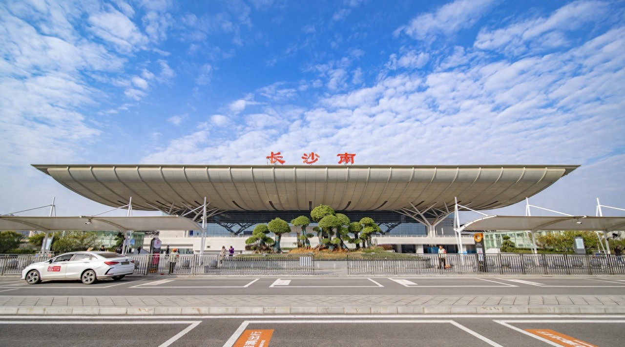 航拍长沙南站，中南最大高铁站之一，外观体现“三湘四水”曲线