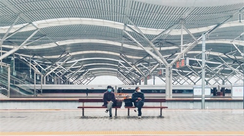 航拍长沙南站，中南最大高铁站之一，外观体现“三湘四水”曲线