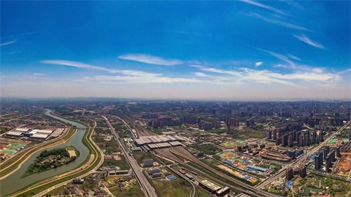 航拍长沙南站，中南最大高铁站之一，外观体现“三湘四水”曲线