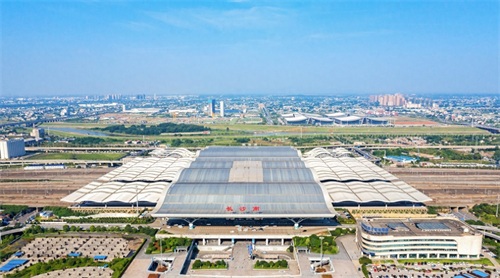 航拍长沙南站，中南最大高铁站之一，外观体现“三湘四水”曲线