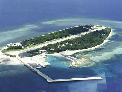 航拍太平岛，南沙群岛最大的自然岛，建有码头和机场