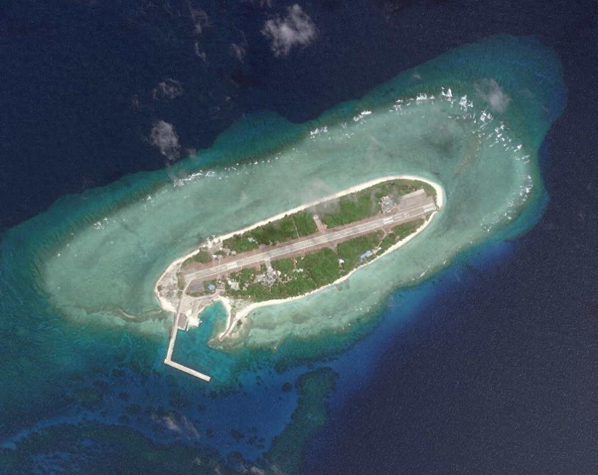 航拍太平岛，南沙群岛最大的自然岛，建有码头和机场