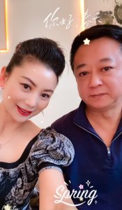 ​朱军老婆罕见秀恩爱！和老公贴头拍照太亲密，脖子上金项链显贵气