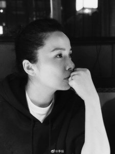 ​靳东老婆李佳晒美照，鼻梁高挺气质优越，秀无名指钻戒太甜蜜