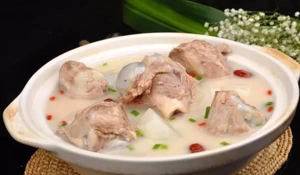 骨头汤怎么熬成浓白呢？看大厨怎么操作