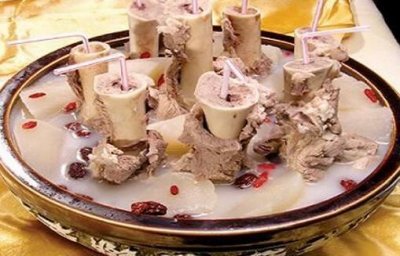 ​骨头汤怎么熬成浓白呢？看大厨怎么操作