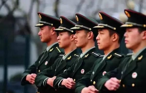 提前录取的军队院校国防生不收学费,毕业后先留军队,普通院校国防生每年收5000元,毕业后还必须留军队么