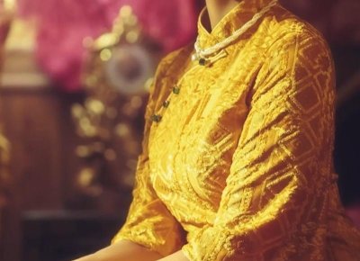 ​旅途中我和明星般的她相爱了，最近她告诉了我这个秘密，我好痛苦