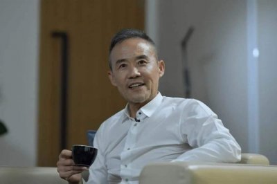 ​万科王石69岁再得幼女，每月退休金可领100万，妻子比他小30岁