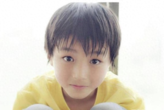 王俊凯童年私房照大曝光，清秀，萌态十足，网友直呼：被惊呆了
