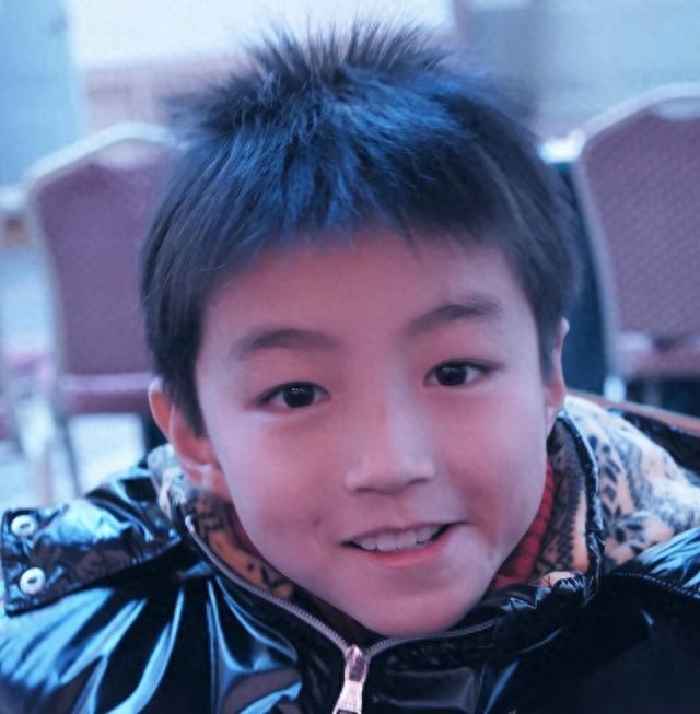 王俊凯童年私房照大曝光，清秀，萌态十足，网友直呼：被惊呆了