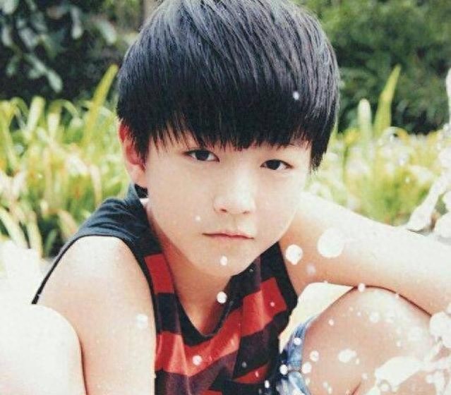王俊凯童年私房照大曝光，清秀，萌态十足，网友直呼：被惊呆了