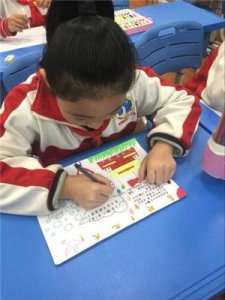 ​喜迎十九大，弘扬主旋律—鸡山小学手抄报大赛