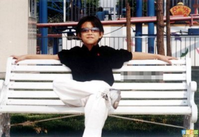 ​张一山童年照曝光，帅气十足竟还有一双大长腿