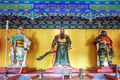 ​赵云与关羽：谁更厉害？揭秘三国两位名将的较量真相！