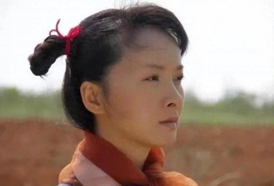 ​50岁演员谢兰定居美国，回国后容貌变化巨大，脸部油腻还不对称！