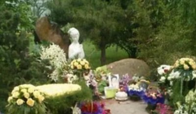 ​“林妹妹”陈晓旭骨灰安放：欧阳奋强、邓婕参加，6000朵花同葬