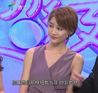 ​43岁的广东台美女主持人赵荣，已嫁富商多年，女儿今年9岁