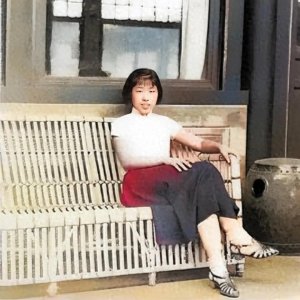 ​王光美有多美？1940年在大学留影，那年19岁，家世显赫，气质不凡