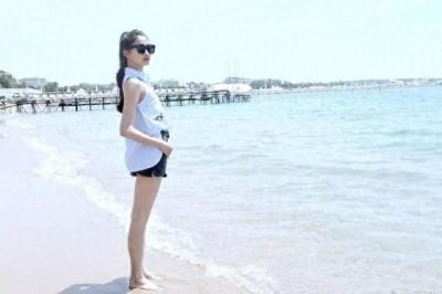 ​独特的拍摄角度引发争议，关晓彤海边照片背后的真相揭秘！