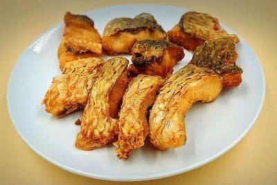 ​炸鱼块时，做好3点，鱼块金黄酥脆，吃着不腥，和饭店的一样好吃