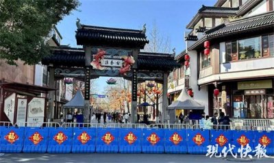 ​南京警方机器人“宁宁”又来秦淮灯会了，等着你偶遇