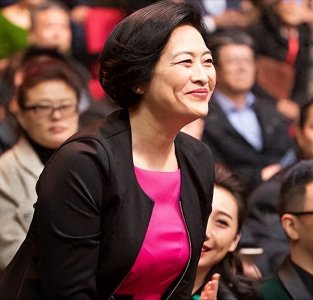 ​她是国家一级演员，嫁初恋45年，工资全部上交，甘做夫管严”