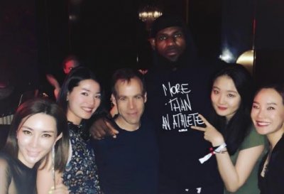 ​詹姆斯中国行：夜店聚会大秀说唱 周围美女簇拥