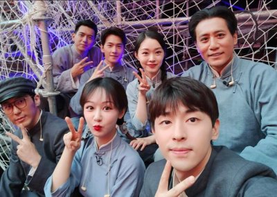 ​刘烨晒合影太好笑！和于和伟张桐三人攀肩搭背，还搂着黄渤笑开花