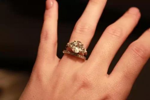 戒指戴法的含义女生(戒指戴法的含义男)-第1张图片-