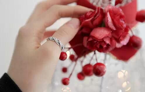 戒指戴法的含义女生(戒指戴法的含义男)-第2张图片-