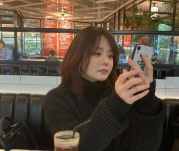 ​41岁蔡琳离婚后首晒正面照，素颜大笑显憔悴，曾被曝疑有新恋情