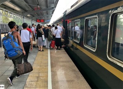 绿皮“专车”上，农民工大哥说日工资最高1000，接下来却一声叹息