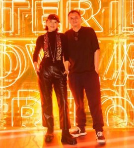 ​68岁林青霞现身好友展览 穿皮裤戴大金链腰细腿长