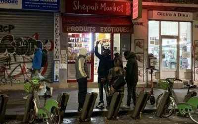 ​巴黎“深夜杂货铺”成治安毒瘤：聚众吸毒 骚扰路人