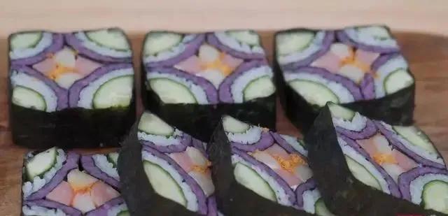 如何做寿司既简单又好吃（大厨教你学会寿司的家常做法）(12)