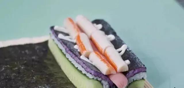 如何做寿司既简单又好吃（大厨教你学会寿司的家常做法）(10)