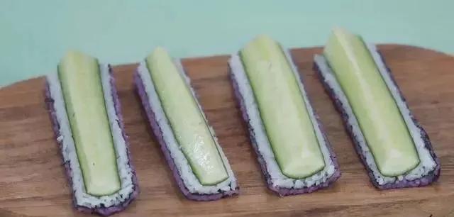 如何做寿司既简单又好吃（大厨教你学会寿司的家常做法）(9)